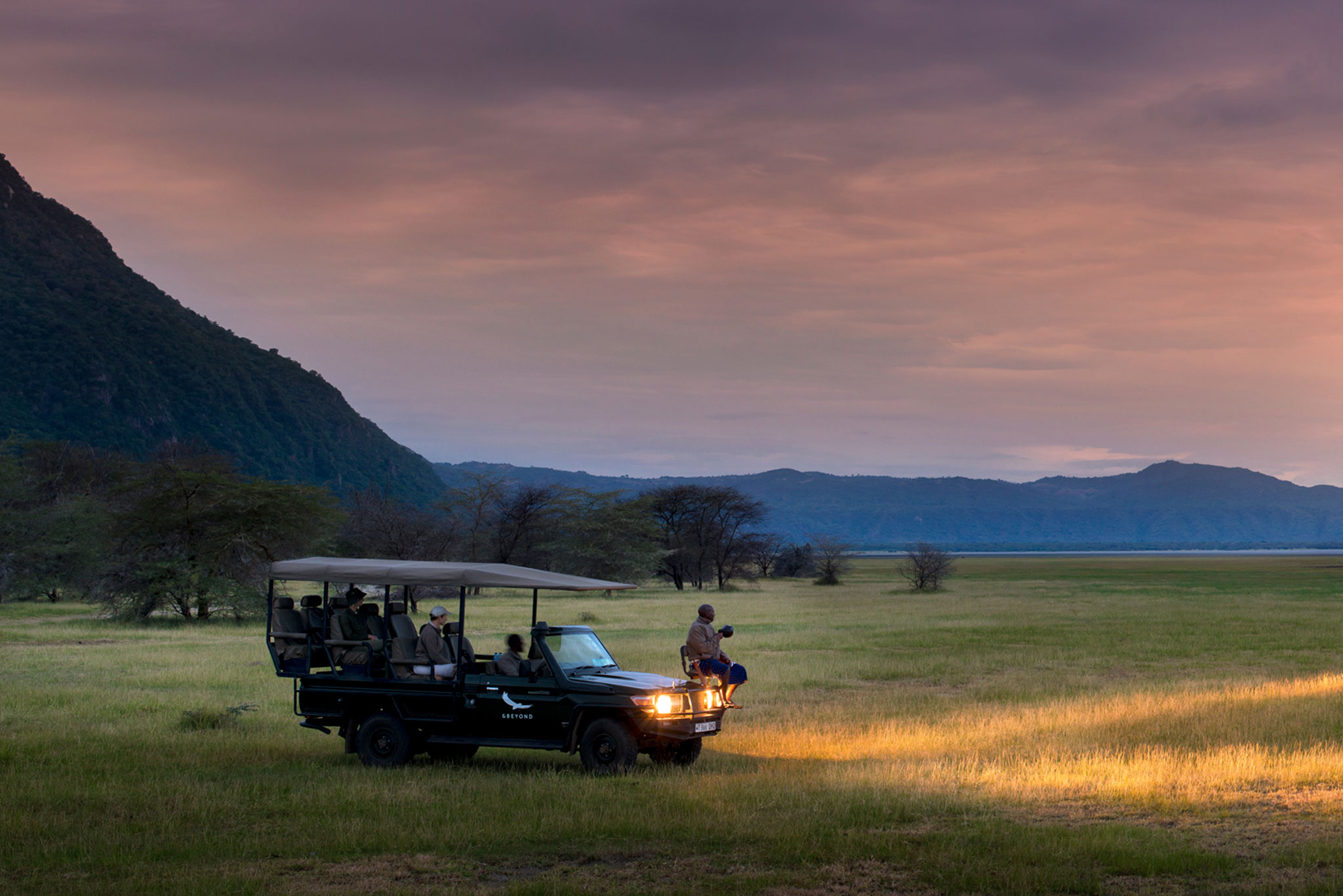andBeyond-lake-manyara-tree-lodge-activities-night-game-drives-01